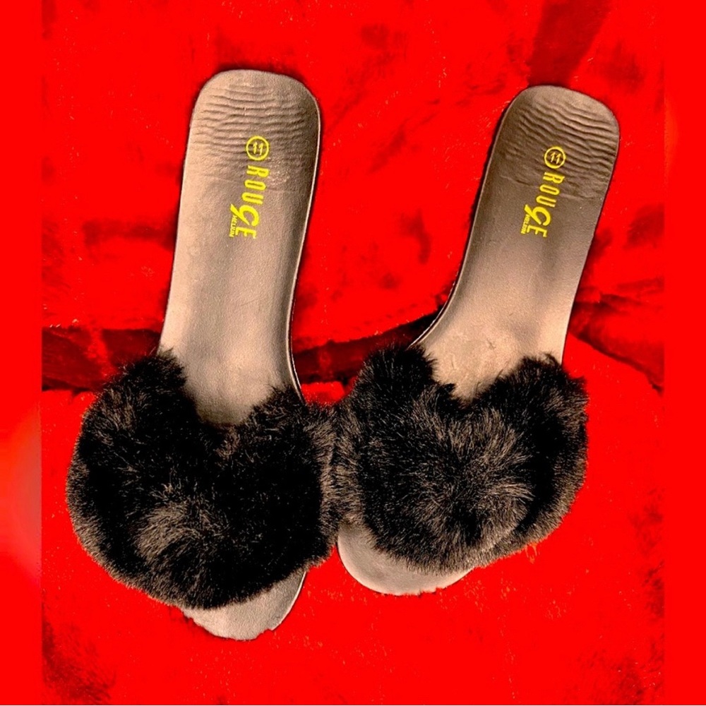 Women’s faux fur slippers. New size 11.